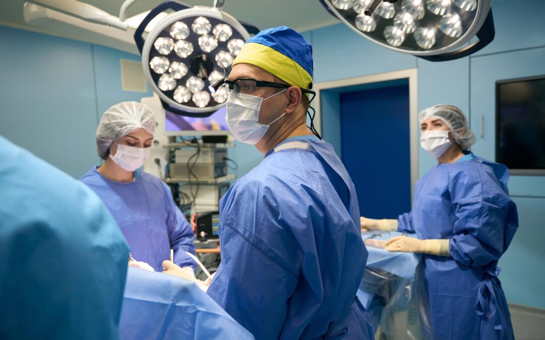 Equipe médica em sala de cirurgia.
