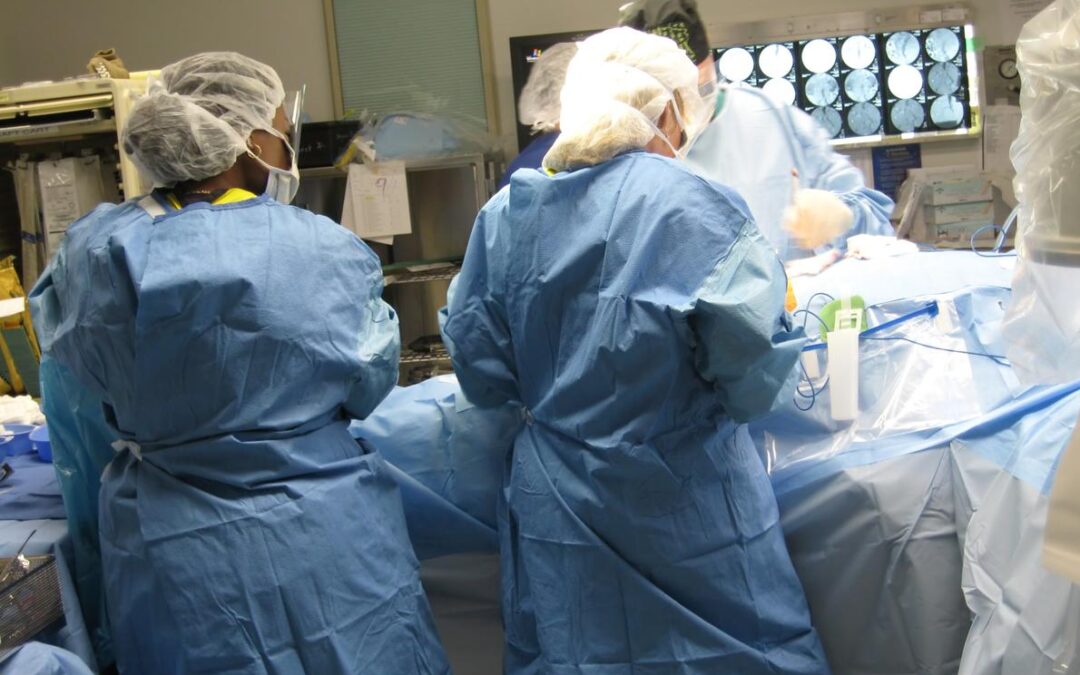Equipe médica em sala de cirurgia.