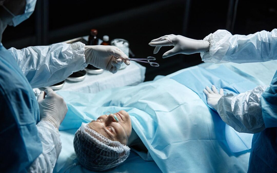Cirurgia com equipe médica em ação.